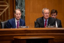 Sens. Ron Wyden (D-OR) and Mike Crapo (R-ID) preside over a Senate Finance hearing. Senator Wyden is speaking. 